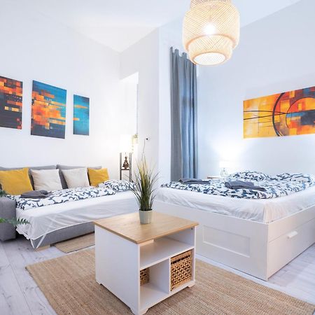 Studio In The Heart Of Party District Ka28 Boedapest Buitenkant foto